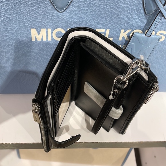 MICHAEL KORS LARGE DOUBLE ZIP WRISTLET 
Optic White Multi - Picture 14 of 16